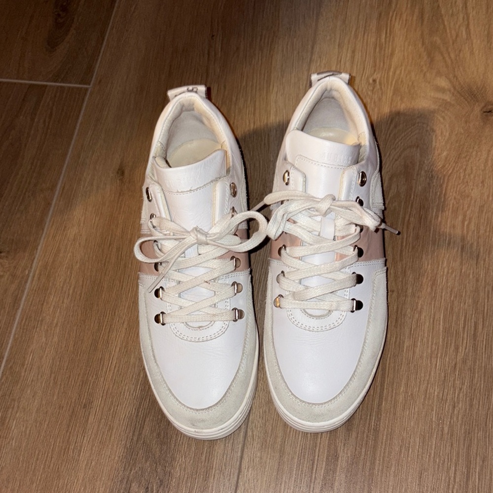 Nubbik women’s leather sneakers, size 37.